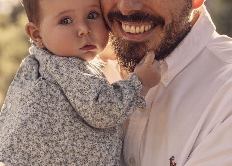 Padre e Hija sesion de fotos en exterior reportaje de familia Marina de Oteo